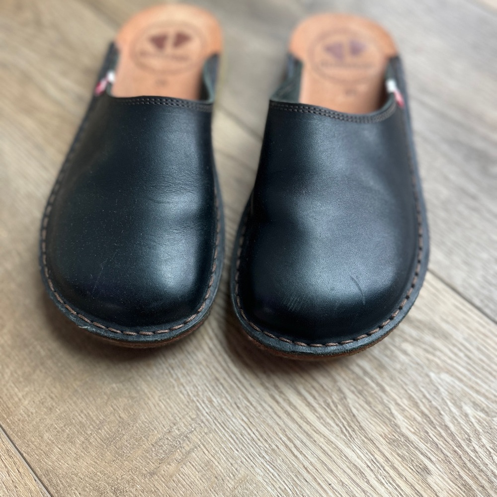 Duckfeet Black Leather Slip-On Mules